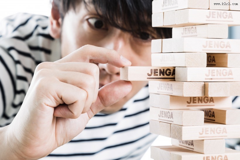 搭积木的男子图片