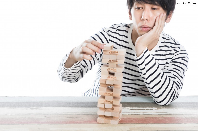 搭积木的男子图片