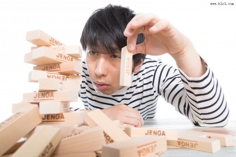 搭积木的男子图片