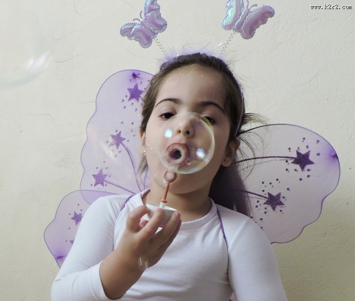 吹泡泡的儿童图片