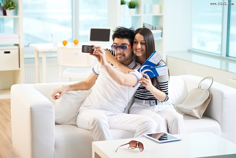 一起旅行玩耍的情侣图片