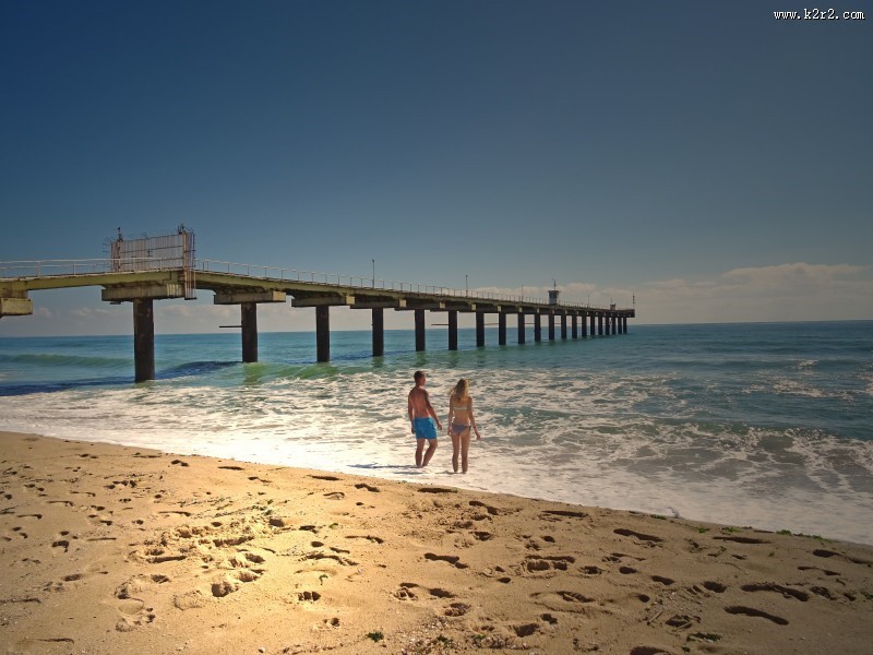 一起旅行玩耍的情侣图片