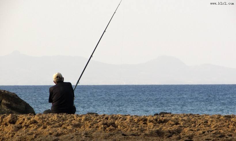 休闲钓鱼的人图片