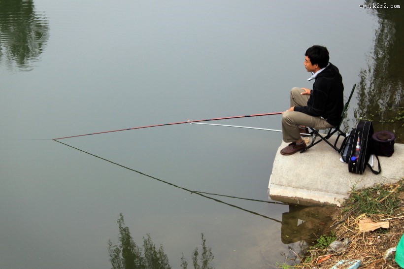 休闲钓鱼的人图片