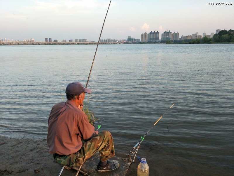 休闲钓鱼的人图片