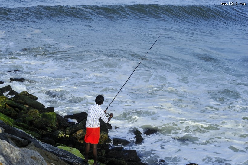 休闲钓鱼的人图片