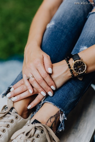 时尚的年轻女孩图片