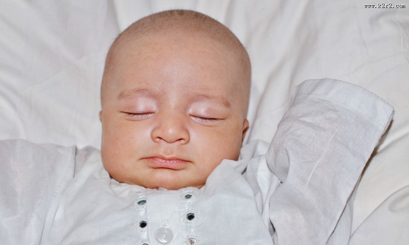 熟睡的婴儿图片