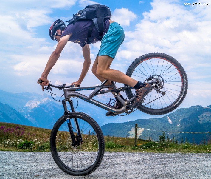 骑自行车的骑行爱好者图片
