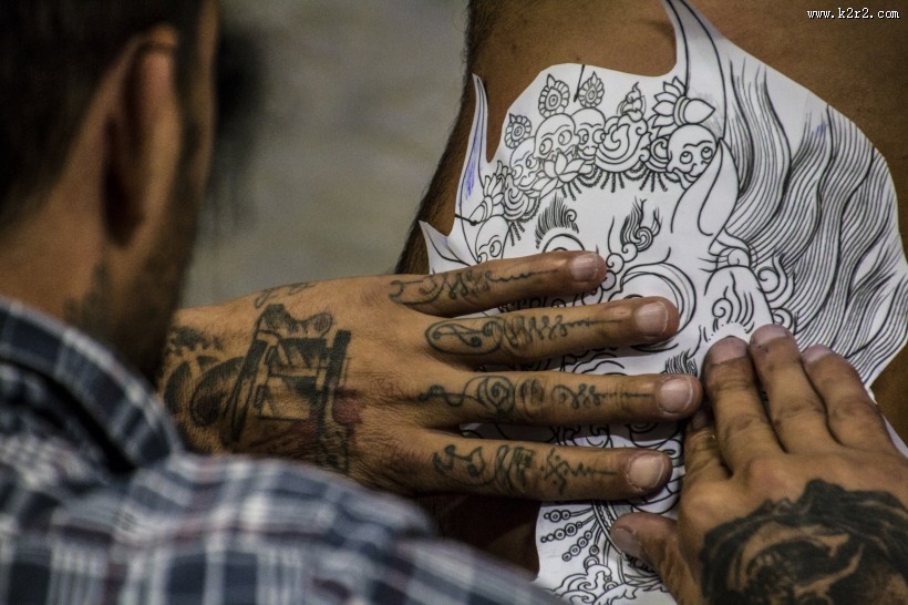 身上有纹身的人物图片