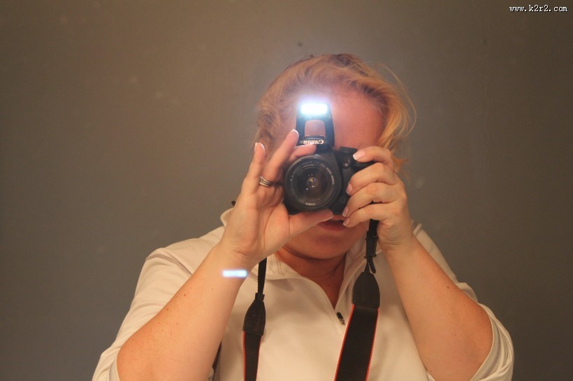 正在拍照的男摄影师图片