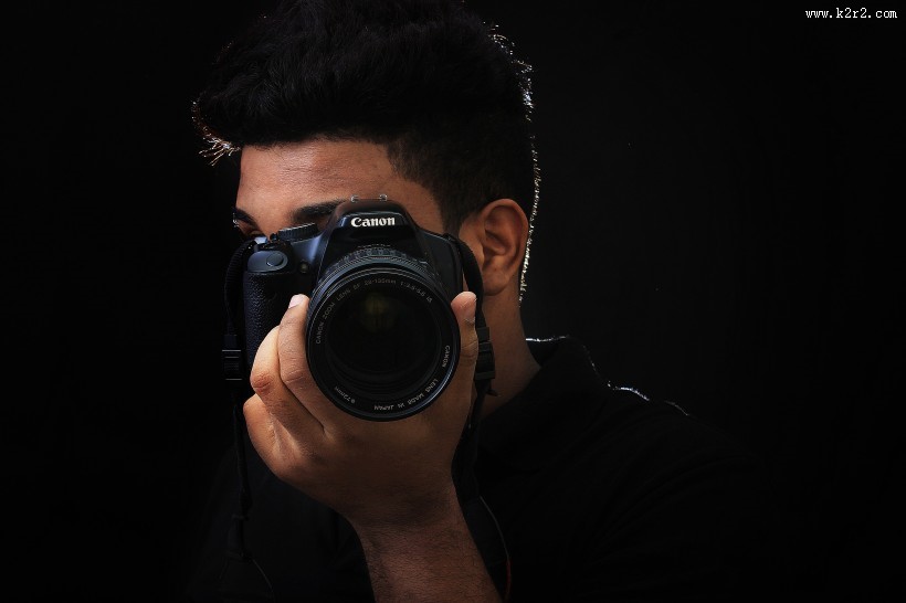 正在拍照的男摄影师图片