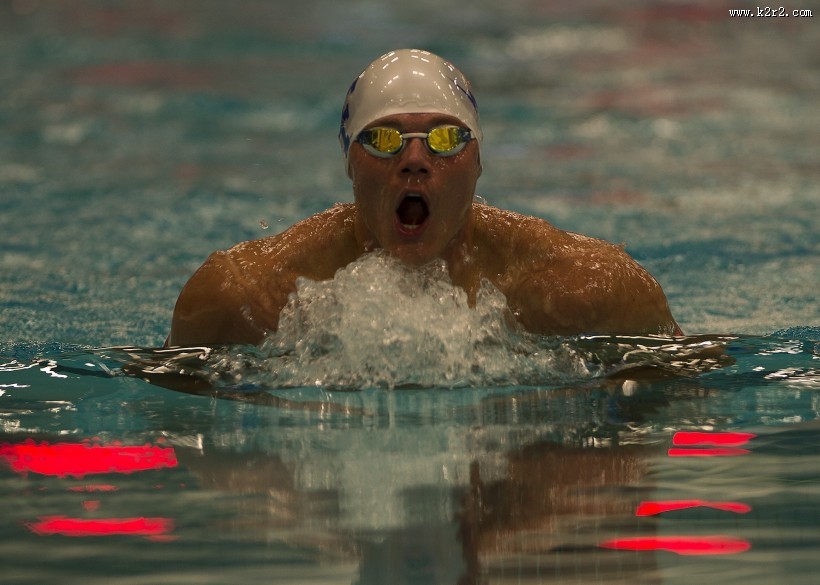在水里游泳的人图片