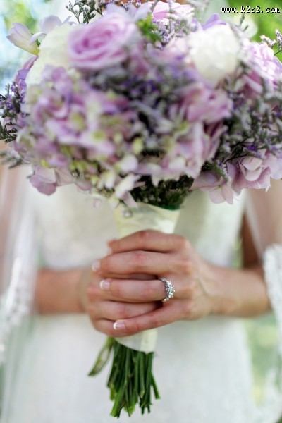 新娘拿着鲜花的图片