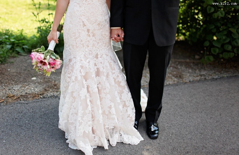 新娘拿着鲜花的图片