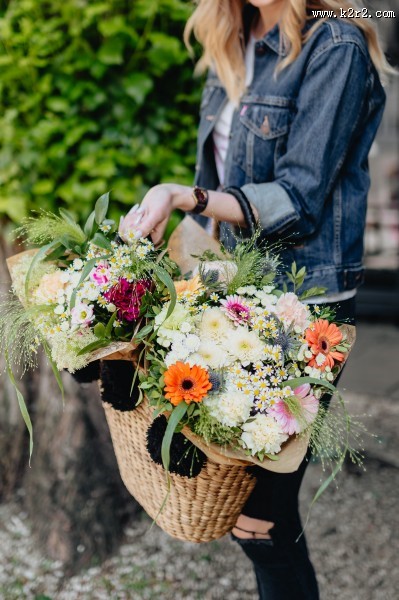 女孩提着装满鲜花的篮子图片