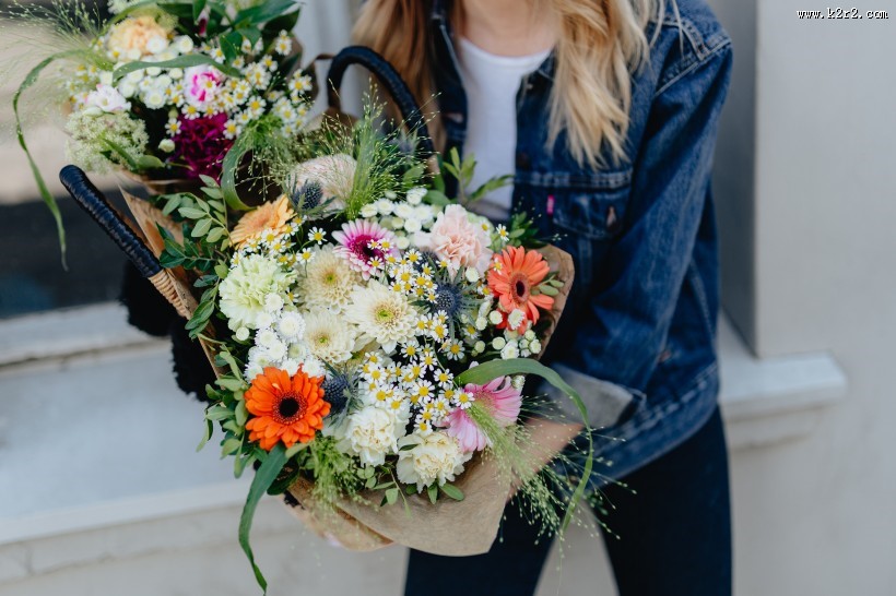 女孩提着装满鲜花的篮子图片