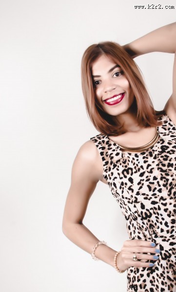 穿着豹纹连衣裙的时尚女孩图片