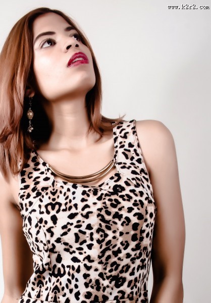 穿着豹纹连衣裙的时尚女孩图片