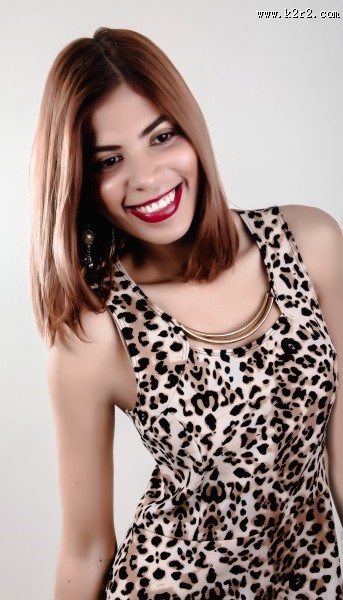 穿着豹纹连衣裙的时尚女孩图片