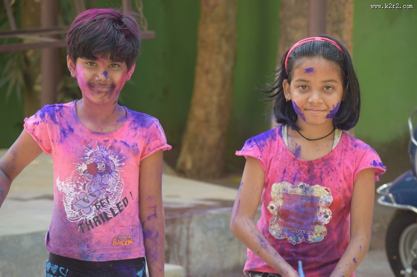 快乐玩耍开心的小姑娘图片