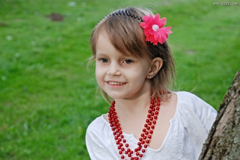 快乐玩耍开心的小姑娘图片