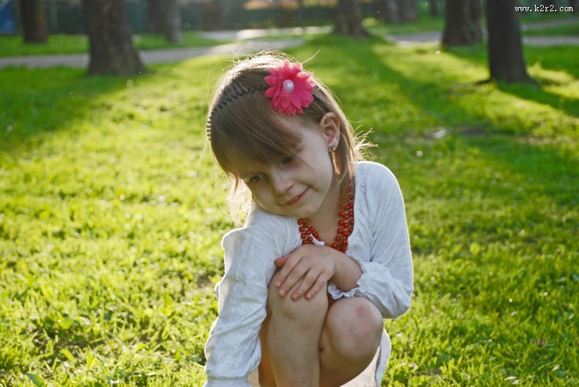 快乐玩耍开心的小姑娘图片