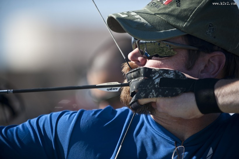 正在射箭的人物图片