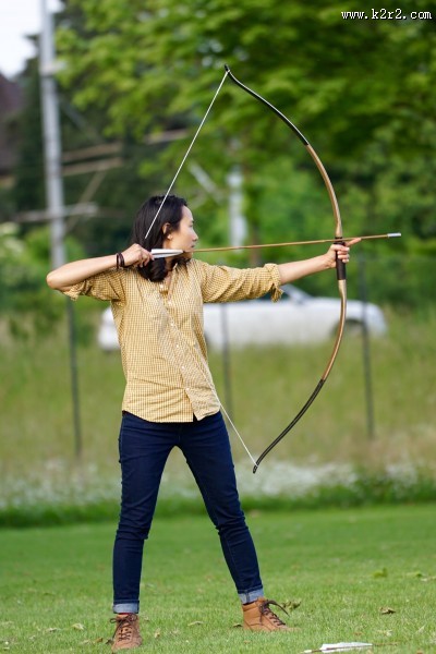正在射箭的人物图片