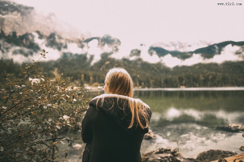 背对镜头拍照的女孩图片