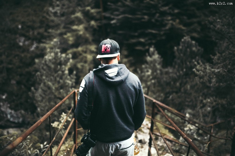 背对镜头戴着帽子的男孩图片