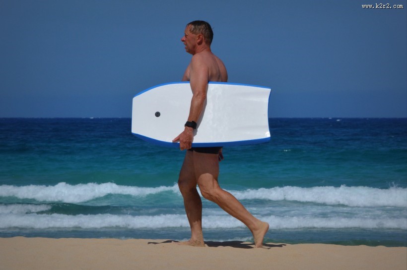 拿着冲浪板的青年图片大全