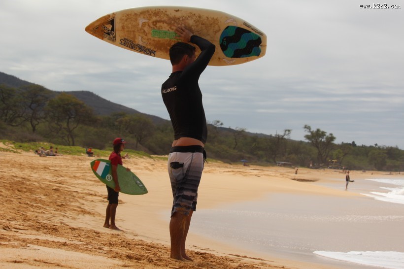 拿着冲浪板的青年图片大全