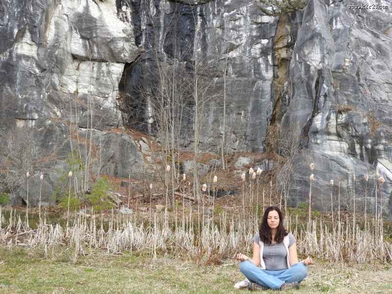 正在冥想的瑜伽者图片