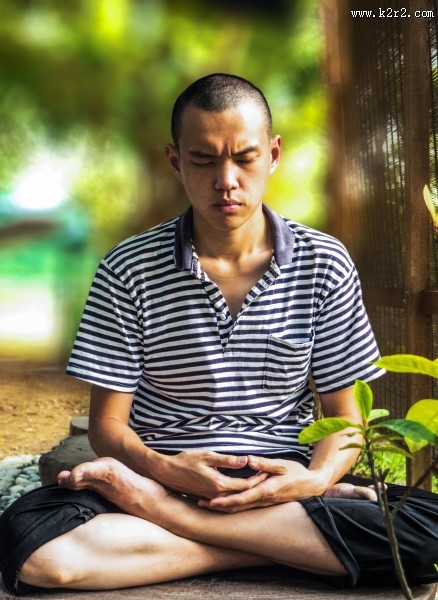 正在冥想的瑜伽者图片