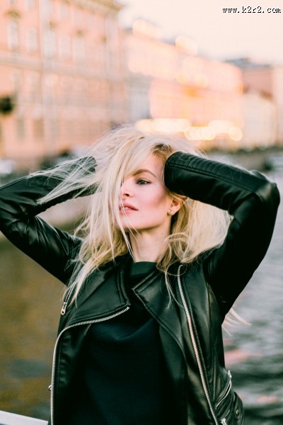 穿夹克的美女图片