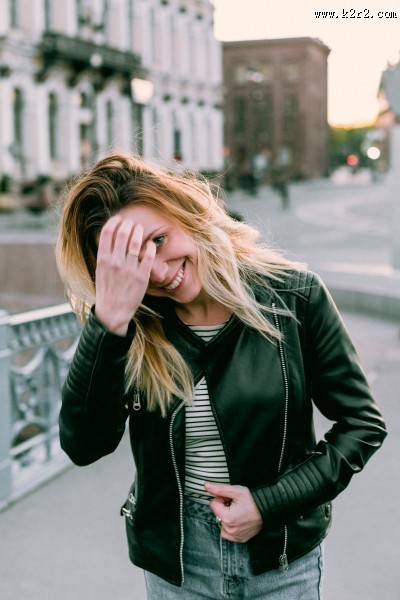 穿夹克的美女图片