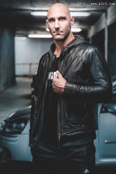 健壮的光头男士图片