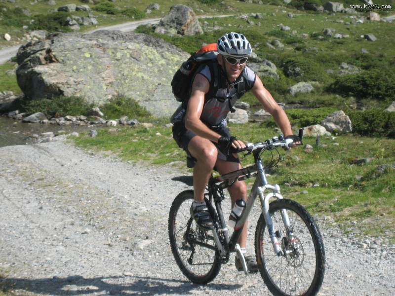 骑着山地自行车的人图片