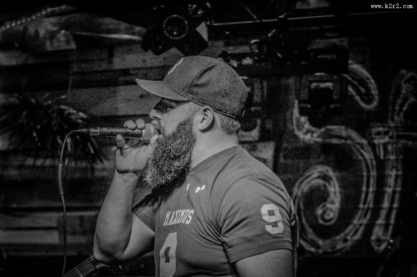 戴着棒球帽的男人图片