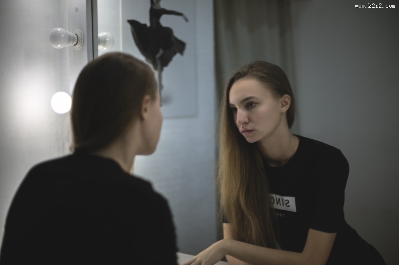 镜子里的美女图片大全