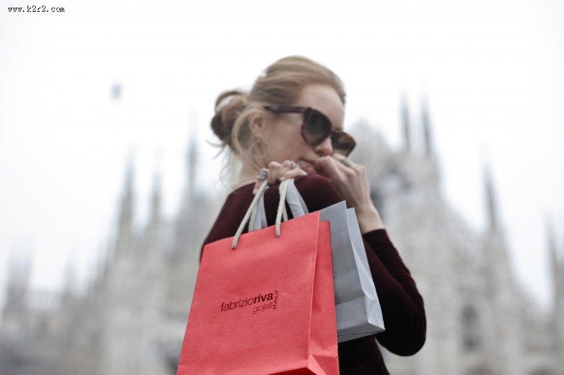 拎着购物袋的美女图片大全