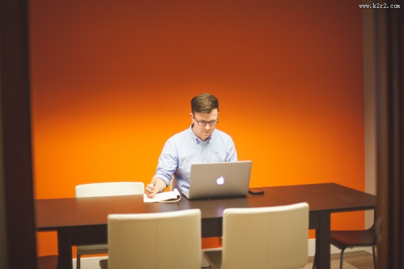 使用笔记本电脑的青年图片大全