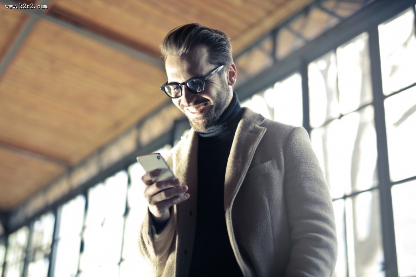 穿驼色大衣的时尚青年图片