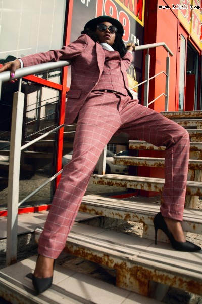 穿西装的女模特图片大全