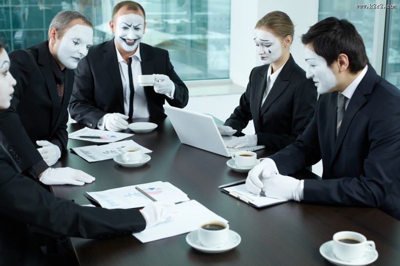 化妆成小丑的办公职员图片