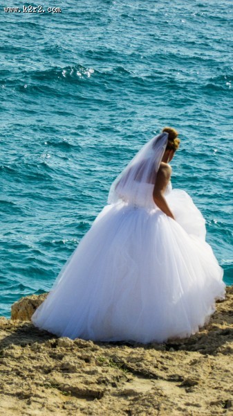 穿着洁白婚纱的美女图片