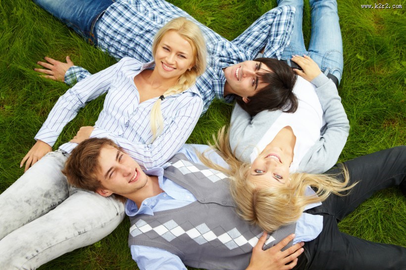 躺在草地上的年轻人图片