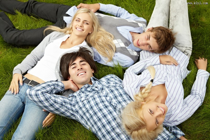 躺在草地上的年轻人图片