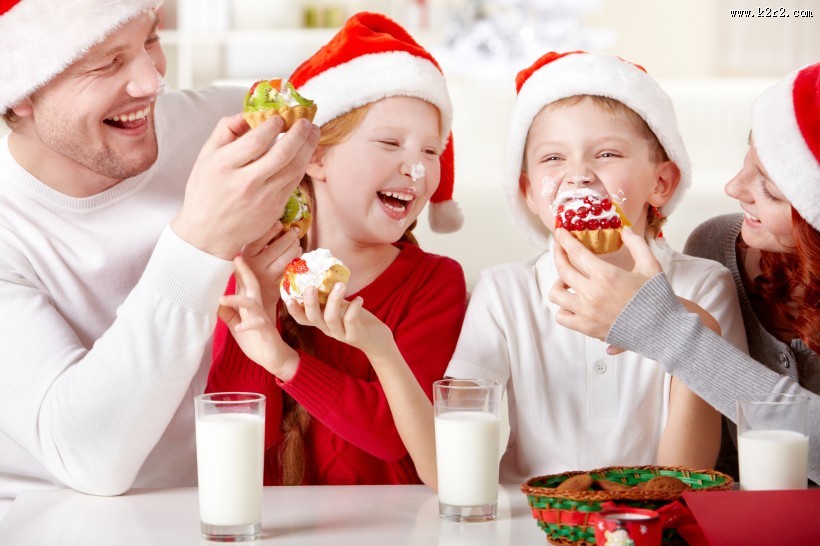 戴着圣诞帽的一家人图片